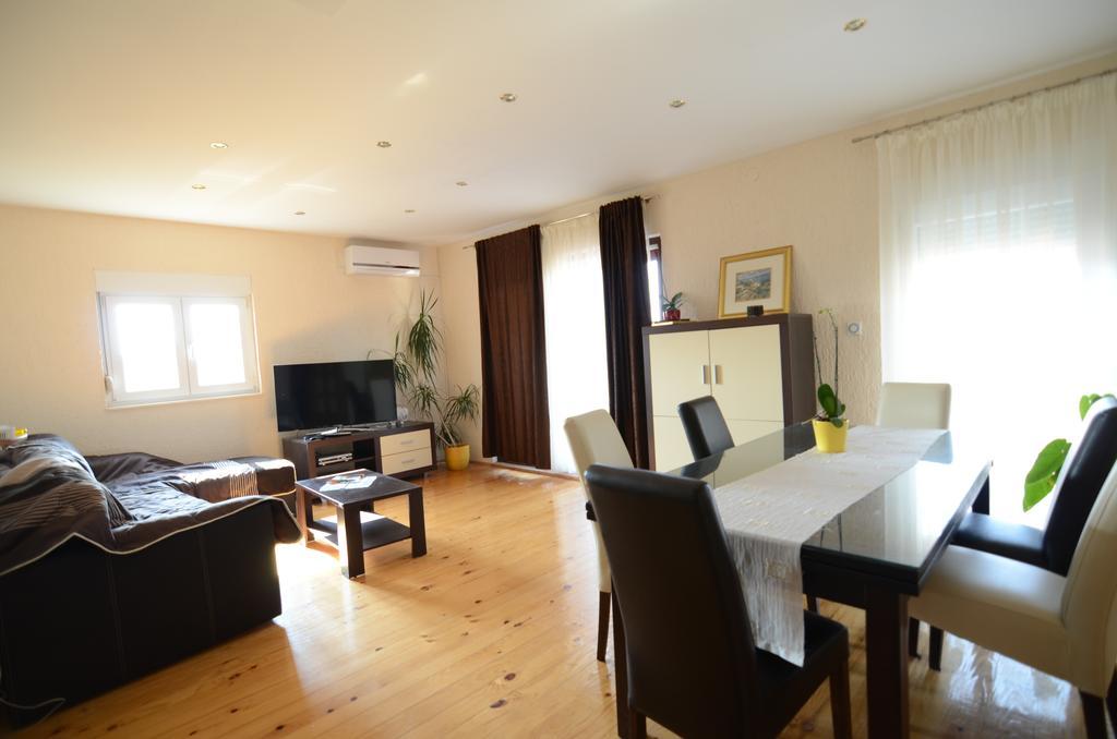 Apartment Emi Sukosan Luaran gambar