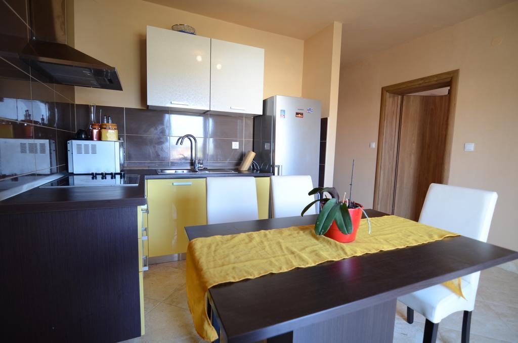 Apartment Emi Sukosan Luaran gambar